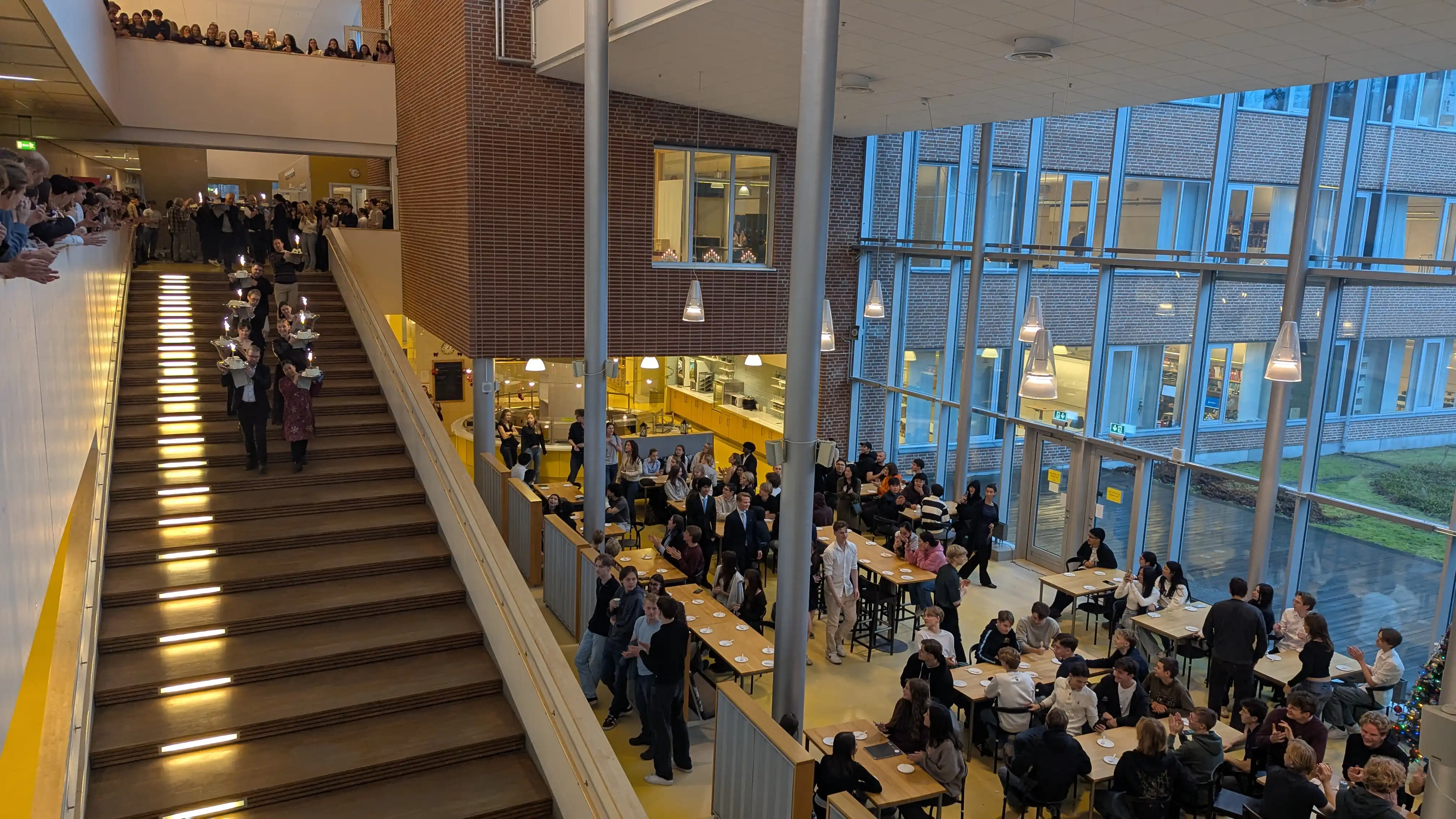 Bild på lärare som bär ner tårta på nobeldagen